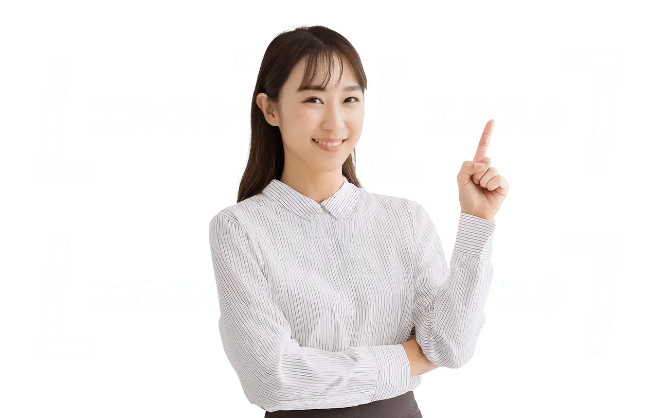 白いストライプのシャツを着た女性が笑顔で指を立ててポーズをとっている