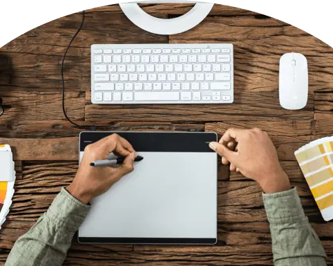 グラフィックタブレットとカラーチャートを使ってデザイン作業をする様子の俯瞰写真