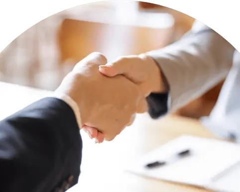 ビジネスシーンでスーツ姿の人物同士が握手を交わしている場面の接写